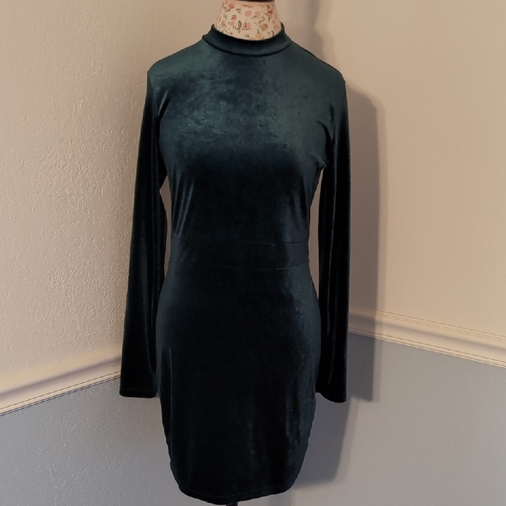Elegant Velvet Style Green Dress- 12/14 beautiful!! - Picture 2 of 5